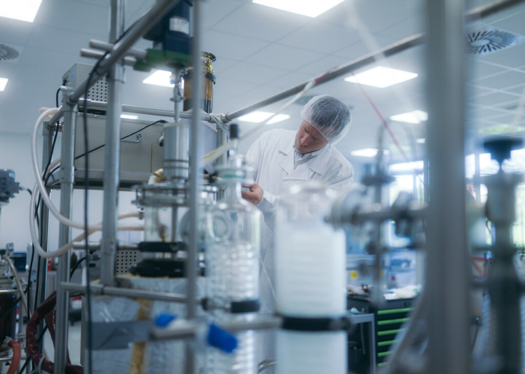 CBD-Extraktion Experte Rene Roschko bei der Analyse im inhouse Labor von Hanfama